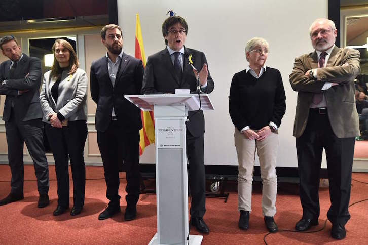 Puigdemont junto a Toni Comín, Clara Ponsatí, Lluís Puig, en una comparecencia en Bruselas. (Emmanuel DUNAND/AFP)