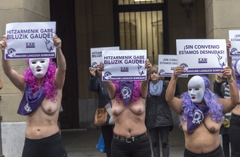 Protesta de las trabajadoras de las residencias de Gipuzkoa, ante la Diputación. (Andoni CANELLADA / FOKU)