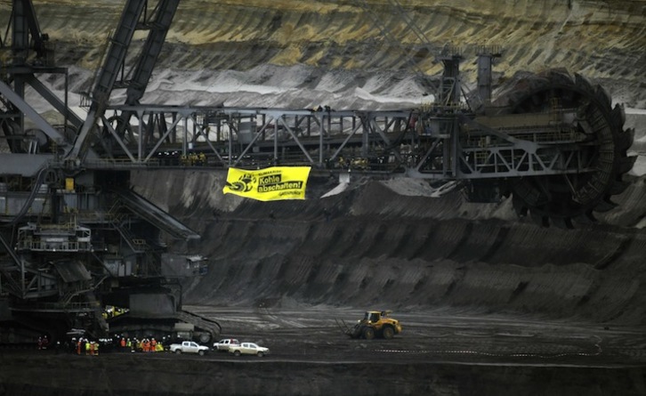 Protesta de activistas de Greenpeace en una mina a cielo abierto de lignito en Juechen, Alemania. (Ina FASSBENDER / AFP)