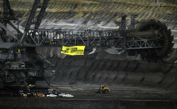 Protesta de activistas de Greenpeace en una mina a cielo abierto de lignito en Juechen, en Alemania. (Ina FASSBENDER / AFP)