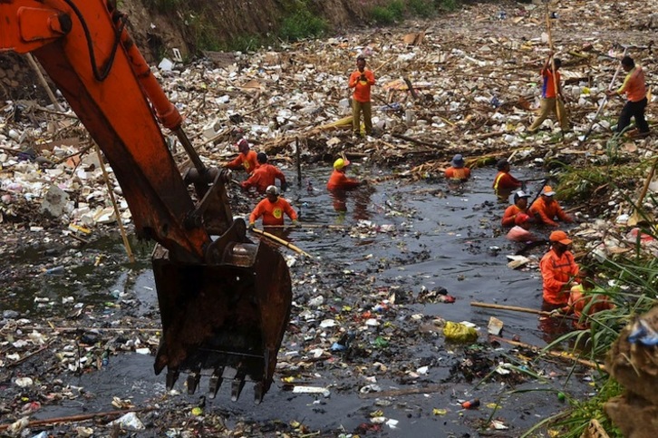 Trabajadores limpian un tramo del río Pete en Bekasi, en West Java. (REZAS / AFP)