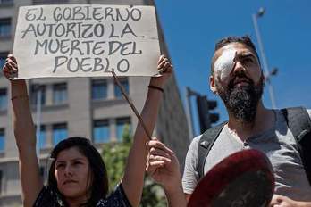 Protestas de personas con lesiones oculares. (Martin BERNETTI / AFP)