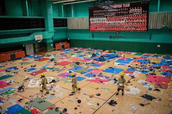 Bomberos en el interior de la universidad. (Nicolas ASFOURI / AFP)