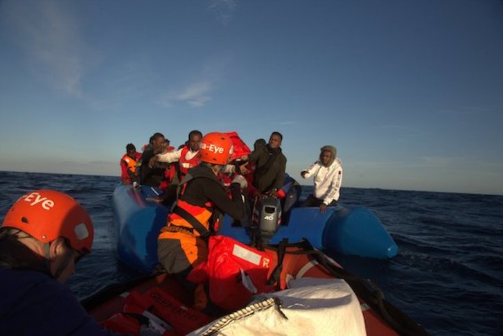 Imagen del rescate difundida por Sea Eye. (@seaeyeorg)