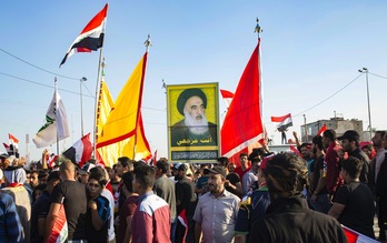 Manifestantes portan el retrato del gran ayatollah en una protesta.(Hussein FALEH-AFP)