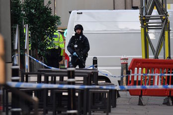 Un policía hace guardia cerca del Puente de Londres. (Ben STANSALL/AFP)