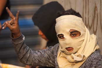 Un joven hace la señal de victoria tras la renuncia de Abdel Mahdi. (Ahmad AL-RUBAYE-AFP)