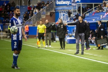 Asier Garitano dirigiendo a su equipo en el partido frente al Valladolid. (Jaizki FONTANEDA / FOKU)