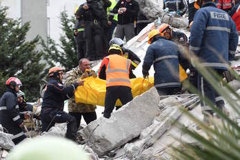 Los equipos de resctae recuperan el cuerpo de una de las víctimas mortales. (Gent SHKULLAKU / AFP) 