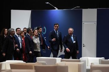 Pedro Sánchez y la ministra Teresa Ribera, visitando las instalaciones del IFEMA. (Pierre Philippe MARCOU/AFP)