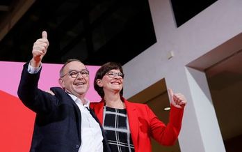Norbert Walter-Borjans y Saskia Esken, tras su victoria. (Axel SCHMIDT/AFP))