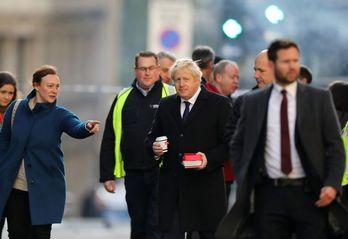 Johnson, en su visita de ayer a la zona del atentado. (Simon DAWSON/FOKU)