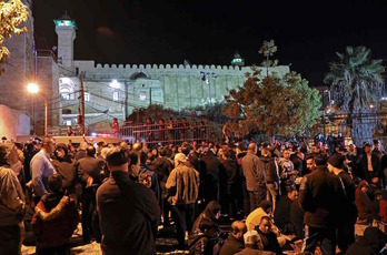 Palestinos, en las inmediaciones de la Tumba de los Patriarcas. (HAZEM BADER / AFP)