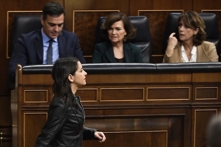 Inés Arrimadas, ante Pedro Sánchez en imagen de archivo. (Pierre Philippe MARCOU | AFP)