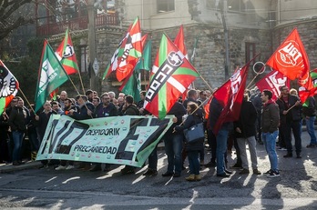 Movilización de la plantilla de Maxam delante de la empresa. (Luis JAUREGIALTZO / FOKU)