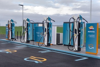 Inauguración el pasado abril en Gasteiz del primer punto de recarga ultra-rápida de vehículos eléctricos de la península Ibérica. (Jaizki FONTANEDA/FOKU)