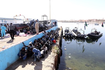 Imagen de archivo de un migrantes y refugiados rescatados en el mar y trasladados al puerto de Trípoli. (Mahmud TURKIA / AFP)