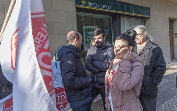 Stop Desahucios se ha concentrado ante Caja Rural. (Andoni CANELLADA / FOKU)