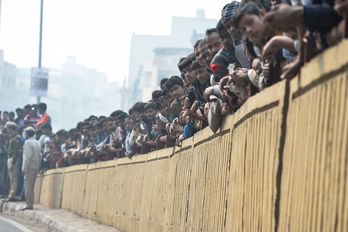 Una multitud se agolpa en las inmediaciones de la fábrica incendiada en Nueva Delhi. (Sajjad HUSSAIN/AFP)