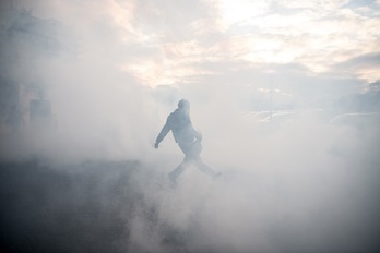 Manifestación envuelto en humo policial en las protestas de Nantes. (Loic VENANCE | AFP)