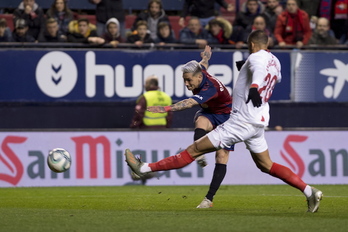 Remate de Ávila que ha supuesto el gol de Osasuna. (Iñigo URIZ/FOKU)