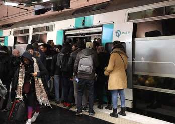 Colas en el transporte público. (Jacques DEMARTHON / AFP)