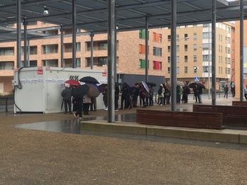 Cola para obtener la tarjeta de residente en la caseta instalada en el Paseo Anelier de Arrotxapea.