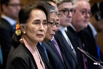 La consejera de Estado de Myanmar, Aung San Suu Kyi, ante el tribunal. (Koen VAN WEEL/AFP)