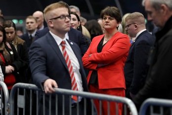 la líder del DUP. Arlene Foster, y el diputado Nigel Dodds, tras conocer los resultados. (Paul FAITH-AFP) 