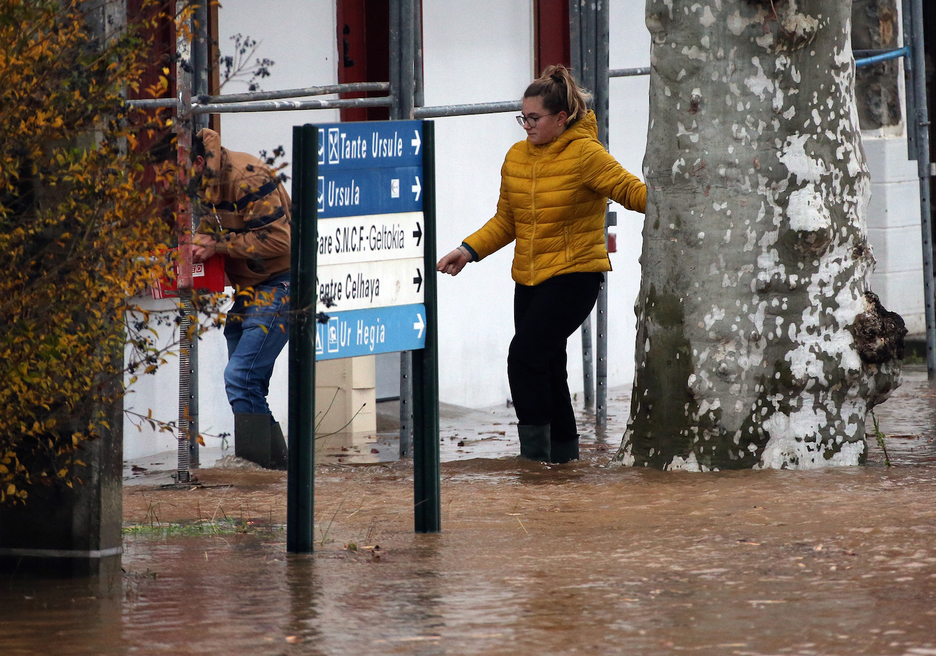 Des habitants tentent de regagner leur habitation équipés de botte. L'eau a atteint plusieurs centimètres à certains endroits. © Bob EDME.