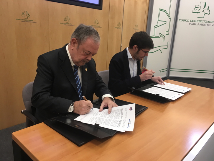 El consejero, Pedro Azpiazu, y el portavoz de EP, Lander Martínez, firman el pacto presupuestario. (Juanan RUIZ/FOKU)