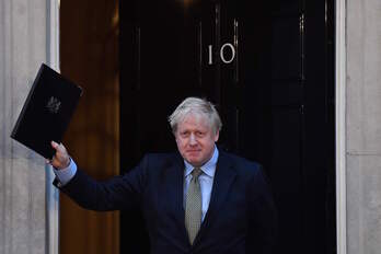 Boris Johnson saluda a las puertas de su residencia de Downing Street. (Ben STANSALL/AFP)