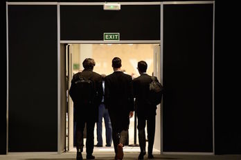 Delegados salen tras uno de los plenarios de la cumbre. (Cristina QUICLER/AFP)