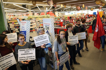 LABek, Aitzinak eta Bizik Angeluko Leader Price saltokian egin duten protesta. (Bob EDME)