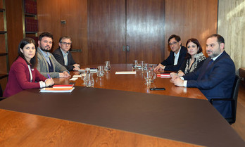 Reunión entre ERC y el PSOE. (Josep LAGO/AFP)