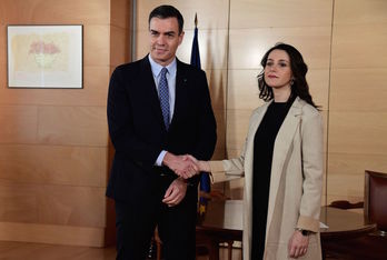 Sánchez y Arrimadas posan para los gráficos. (Javier SORIANO/AFP)