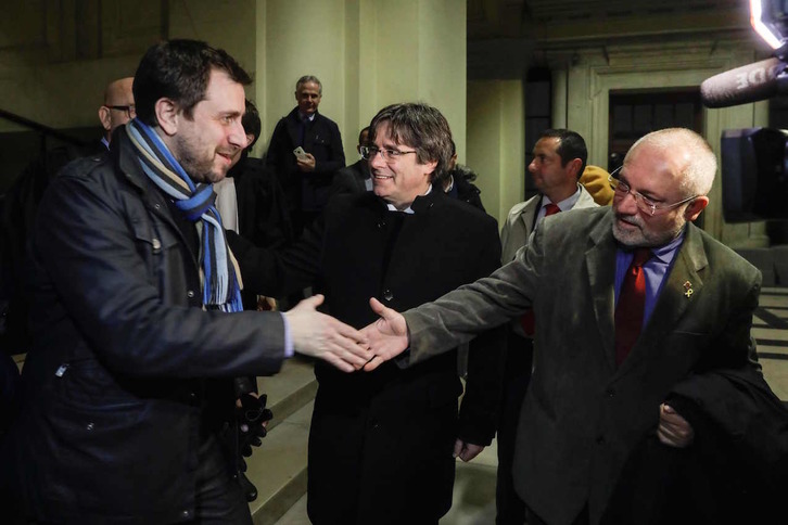 Puigdemont, Comín y Puig se saludan en la sede judicial belga. (Thierry ROGE/AFP) 
