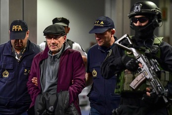 Sandoval, a la llegada al aeropuerto de Ezeiza. (Ronaldo SCHEMIDT | AFP)