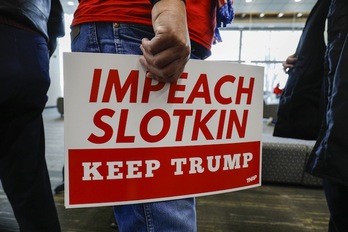 Un partidario de Donald Trump muestra un cartel contra el «impeachment». (Bill PUGLIANO/GETTY IMAGES/AFP)