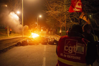 Goizeko 5:30ean eman diete su barrikadei grebalariek. Guillaume FAUVEAU