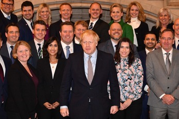 El primer ministro posa con el grupo parlamentario tory en Westminster. (Leon NEAL-AFP)) 