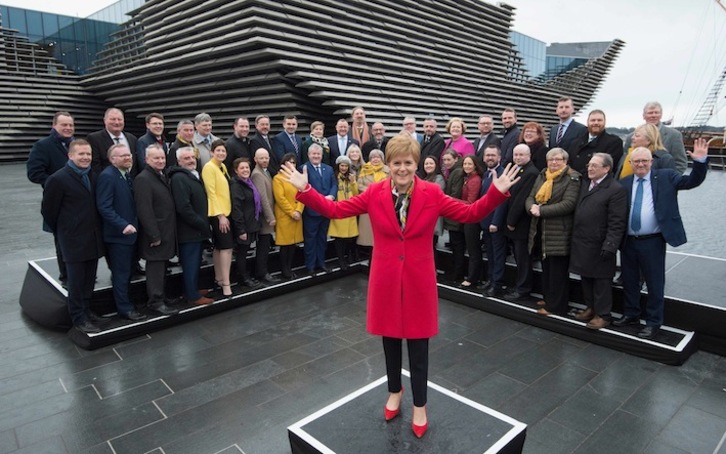 Nicola Sturgeon posa con los nuevos diputados en Westminster del SNP. (Neil HANNA | AFP)