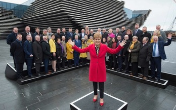 Nicola Sturgeon posa con los nuevos diputados en Westminster del SNP . (Neil HANNA / AFP)en We