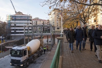 Imagen de los trabajos que se están llevando a cabo para renovar la plaza del Búho en Azpilagaña. (AYUNTAMIENTO DE IRUÑEA)