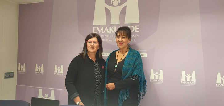 La directora de Emakunde, Izaskun Landaide, con la galardonada, Concepción María Carranza. (EMAKUNDE)