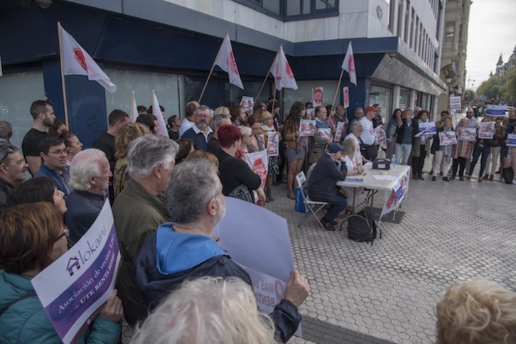 Kaleratzeak Stop eta Alokairu plataformek urrian egin zuten elkarretaratzeko irudia. (Andoni CANELLADA / FOKU)