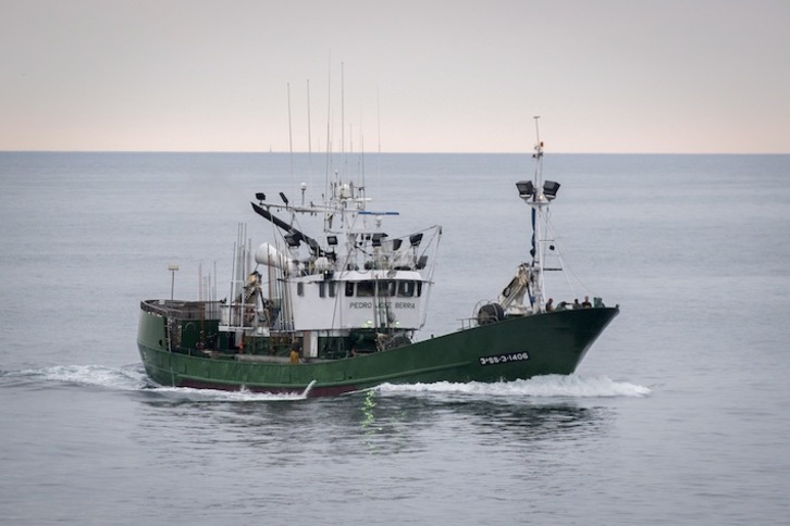 Un buque pesquero se acerca al puerto de Getaria en plena campaña del bonito. (Gorka RUBIO / FOKU)