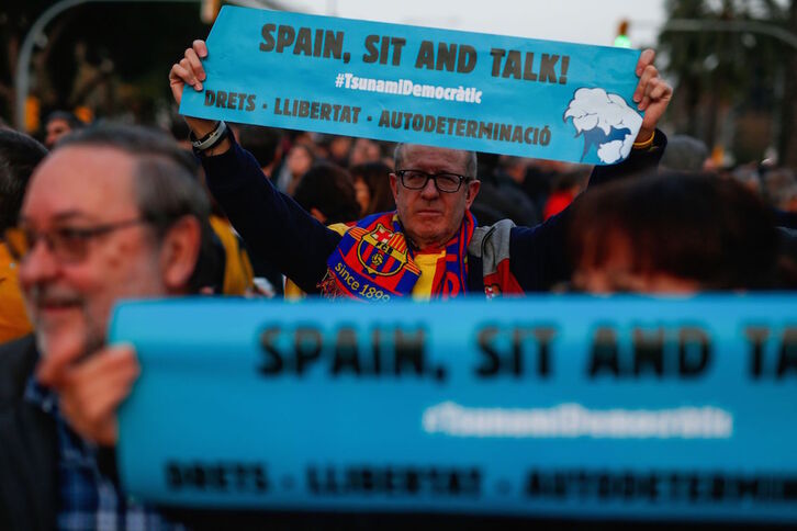 Un aficionado del Barça con un cartel de Tsunami, en una imagen de archivo. (Pau BARRENA/AFP)