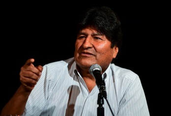 Evo Morales compareció ante los medios ayer en Buenos Aires. (Ronaldo SCHEMIDT / AFP)