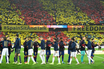 Los jugadores del Real Madrid y del Barça se saludan antes del encuentro. (Lluís GENE/AFP)